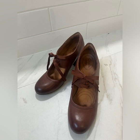 Clarks Indigo Mary Jane Heels with Bows - Picture 5 of 6